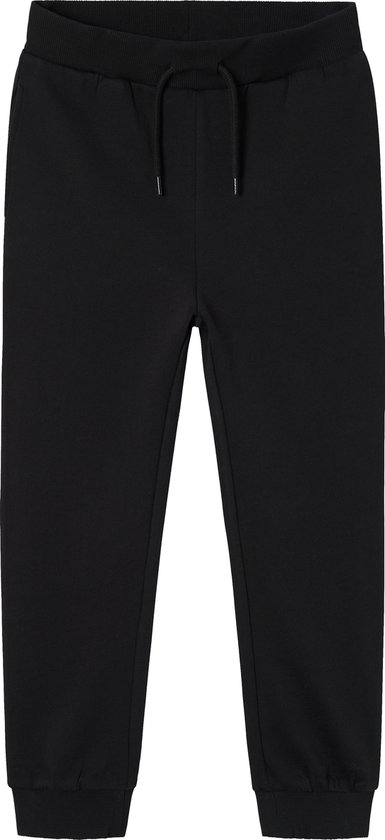 Zwarte joggingbroek voor jongens, van voren gefotografeerd.