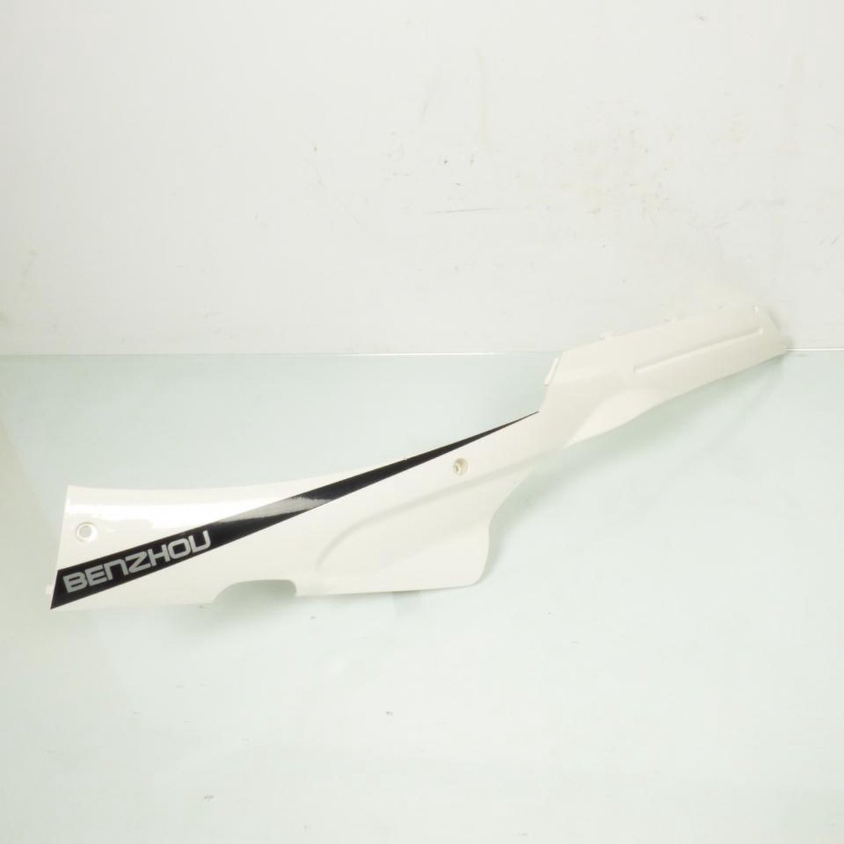 Sabot bas de caisse gauche origine pour Scooter Sukida 50 SK 50QT TB00-070301004 / blanc Neuf