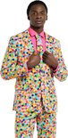 Man in een veelkleurig pak met confettiprint en roze shirt.