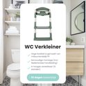 Groene WC verkleiner met witte treden en handvatten, boven een toilet in een badkamer.