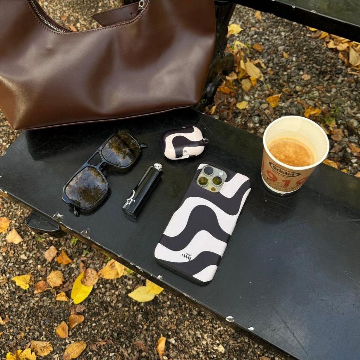 iPhone 16 hoesje met AirPods 3 case set - Double Layer schokbestendig, zwart beige golvend patroon - Afbeelding 2