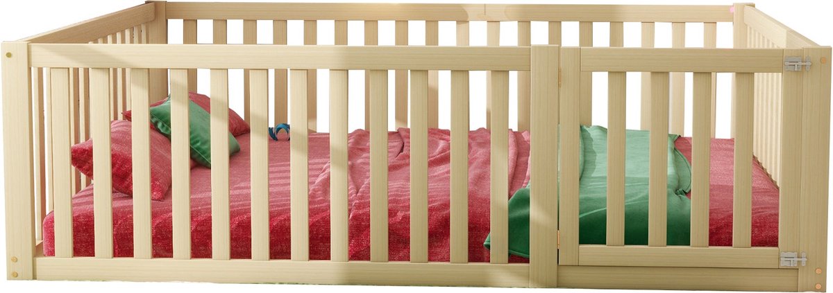 Merax Kinderbed 140x200 cm – Houten Bedframe met Omheining en Deur – Zonder Lattenbodem – Massief Dennenhout – Speels & Veilig – Naturel Houtkleur Bruin