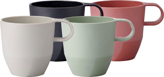 Vier mokken in crème, zwart, lichtgroen en roze.