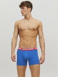 Blauwe boxershorts met rode en witte band met 'JACK & JONES' logo, gedragen door een man.