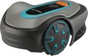 Robotmaaier in het grijs met turkooizen randen, een zwart en oranje bedieningspaneel.