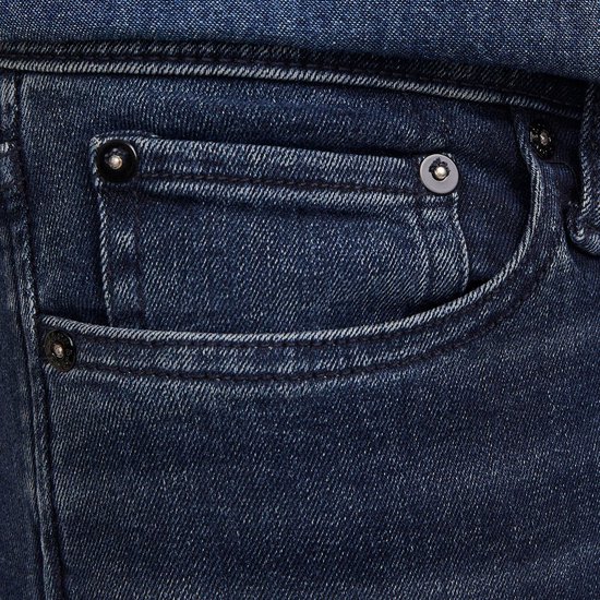 Detail van de zakken van de donkerblauwe jeans.