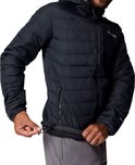Man in zwarte Columbia gewatteerde jas met capuchon, grijze broek en verstelbare zoom.