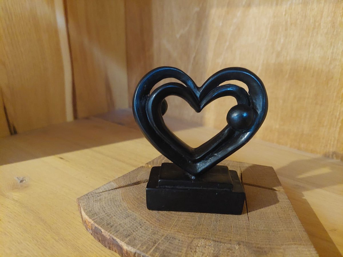 Floz Design beeld hartvorm met 2 figuren - compact formaat - huwelijksgeschenk, vriendschapsbeeld - kwaliteit en fairtrade - polystone