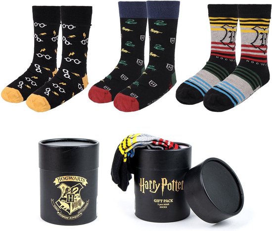 Drie paar Harry Potter sokken: zwarte sokken met brillen, zwarte sokken met patronen, en gestreepte sokken met embleem. Geschenkverpakking erbij.