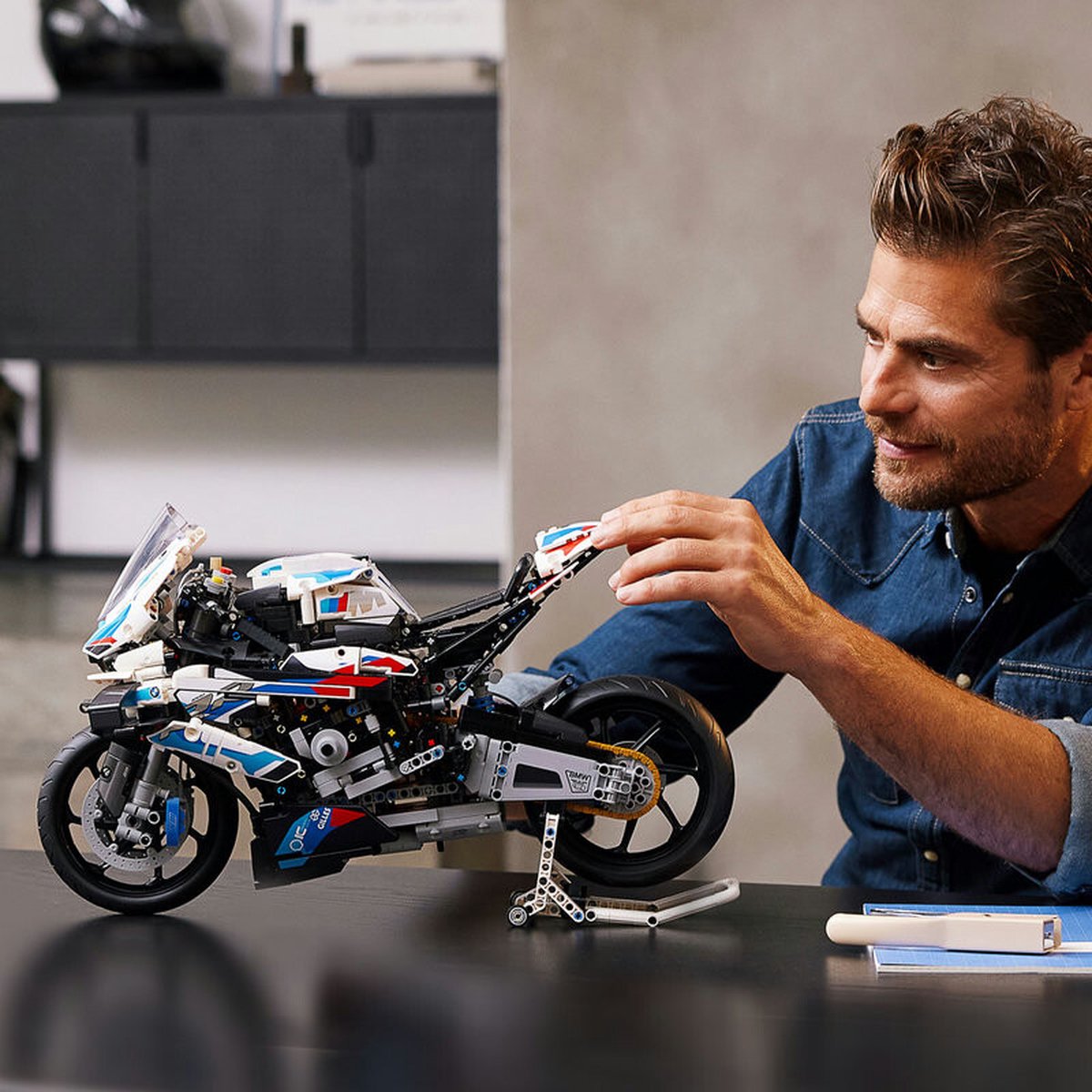 LEGO Technic BMW M 1000 RR Motor bouwbare modelbouwset - 42130 — afbeelding 7