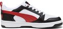 Witte sneaker met zwarte en rode Puma-strepen op de zijkant, witte veters en een rode lus aan de achterkant.