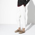 Bruine Birkenstock Boston klompen gedragen met witte broek en donker vest.