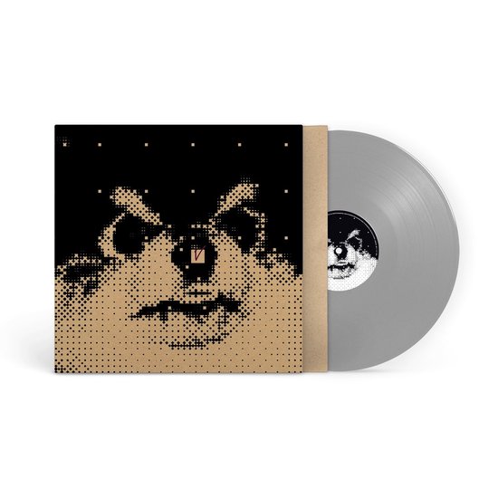 Disque vinyle gris avec pochette, noir avec visage pixélisé et carton brun.
