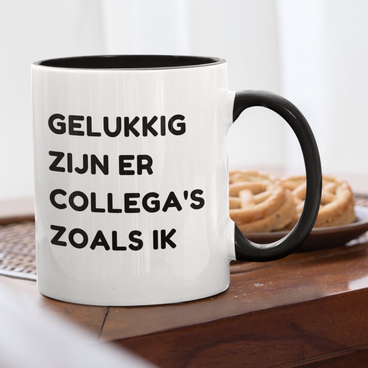 NietMokken.nl - Grappige mok 325 ml met quote - Gelukkig zijn er collega’s zoals ik - Keramische koffiemok / theebeker - Humor mok cadeau voor op kantoor, werk - Leuk voor collega’s - Bedrukt aan beide zijden - Vaatwasser- en magnetronbestendig — cadeau in Cadeau-ideeën - foto 2