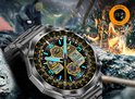 Zilveren smartwatch met metalen bandje, display toont 'SMART WATCH' met dag, datum, hartslag en stappenteller.