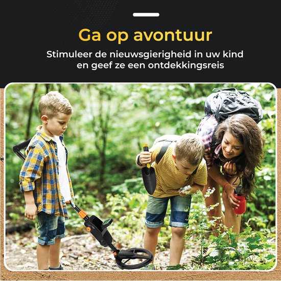 Twee jongens en een vrouw met rugzakken zoeken in het bos met zwarte metaaldetectors met oranje accenten.