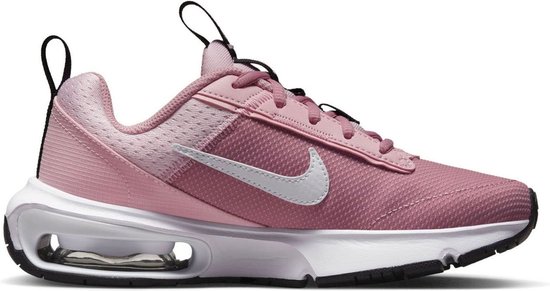 Roze Nike sneaker met witte swoosh en zichtbare air unit in de zool.