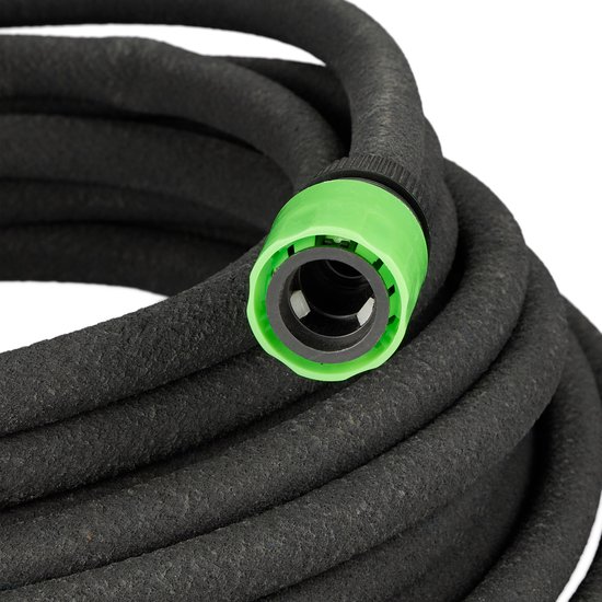Close-up van een zwarte druppelslang met groene connector.