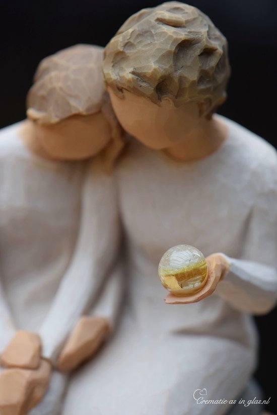 Urn Willow Tree beeldje 'With my grandmother" met hand geblazen mini urn-Hand geblazen mini urn met crematie- as vast in glas verwerkt óf haarlokje met haartjes intact in mini urn verwerkt-Crematie- as \ haren verwerking van uw dierbare-Urn-Gedenken