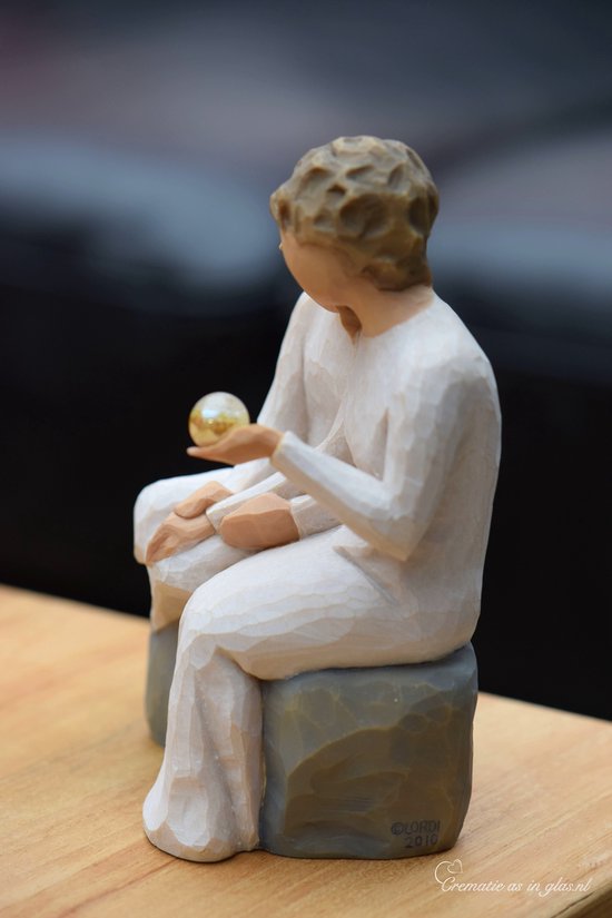 Urn Willow Tree beeldje 'With my grandmother" met hand geblazen mini urn-Hand geblazen mini urn met crematie- as vast in glas verwerkt óf haarlokje met haartjes intact in mini urn verwerkt-Crematie- as \ haren verwerking van uw dierbare-Urn-Gedenken