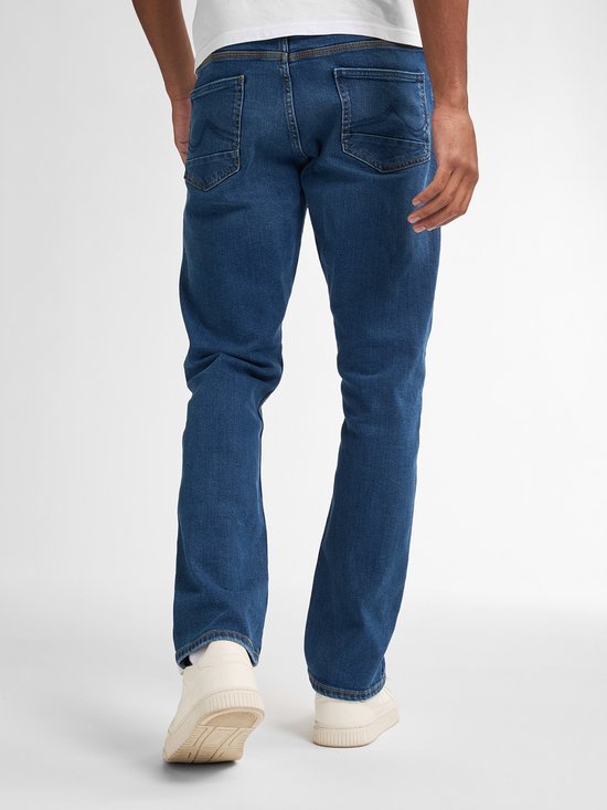 Achterkant van een man in een spijkerbroek met een blauwe denim wassing, rechte pasvorm en contrasterende stiksels.