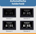 Vier Bollit digitale kalender dagklokken die de automatische helderheid tonen met de tekst 'ZONDAG OCHTEND 8:45 26 JANUARI 2024'.