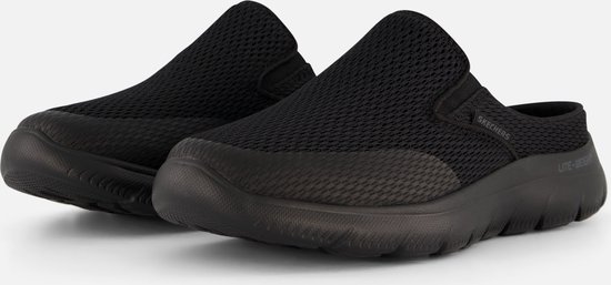 Paar zwarte Skechers instappers met mesh en LITE-WEIGHT zool.