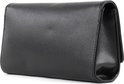 Zijkant van een zwarte clutch met gevouwen flap.