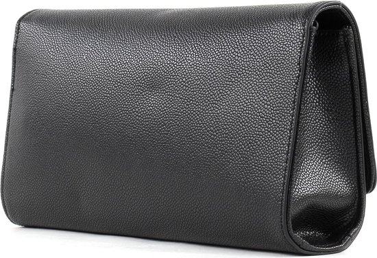 Zijkant van een zwarte clutch met gevouwen flap.