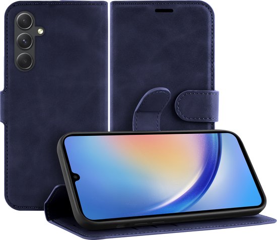 Blauw telefoonhoesje met telefoon erin geplaatst, opengeklapt als standaard. Gemaakt van leer.