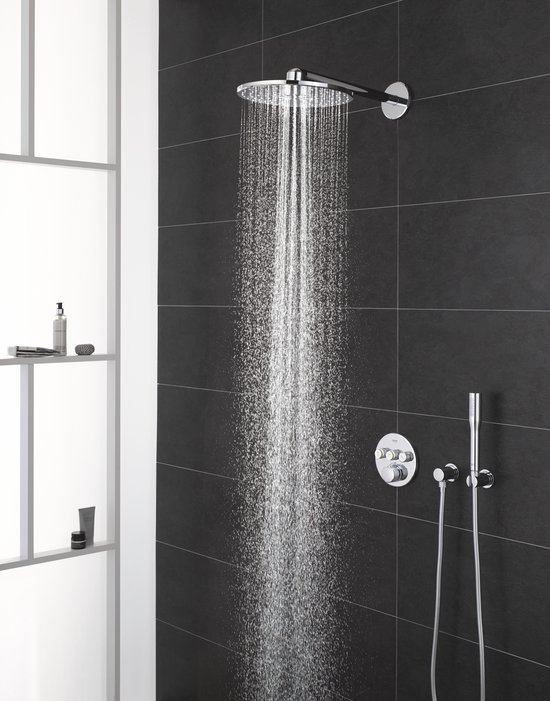 Douchekop met regenfunctie in chroom, met wandmontage en thermostaatkraan.