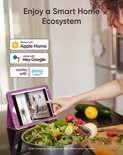 Vrouw bij aanrecht, tablet met smart home-weergave. Compatibel met Apple Home, Hey Google, Alexa.