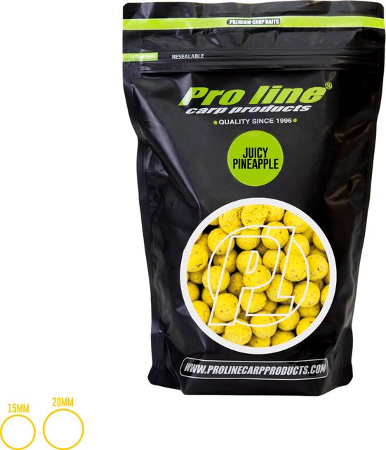 Zwarte zak met Pro Line Carp Products logo en gele boilies. "Juicy Pineapple" staat op een groen label. Twee cirkels tonen 15mm en 20mm.
