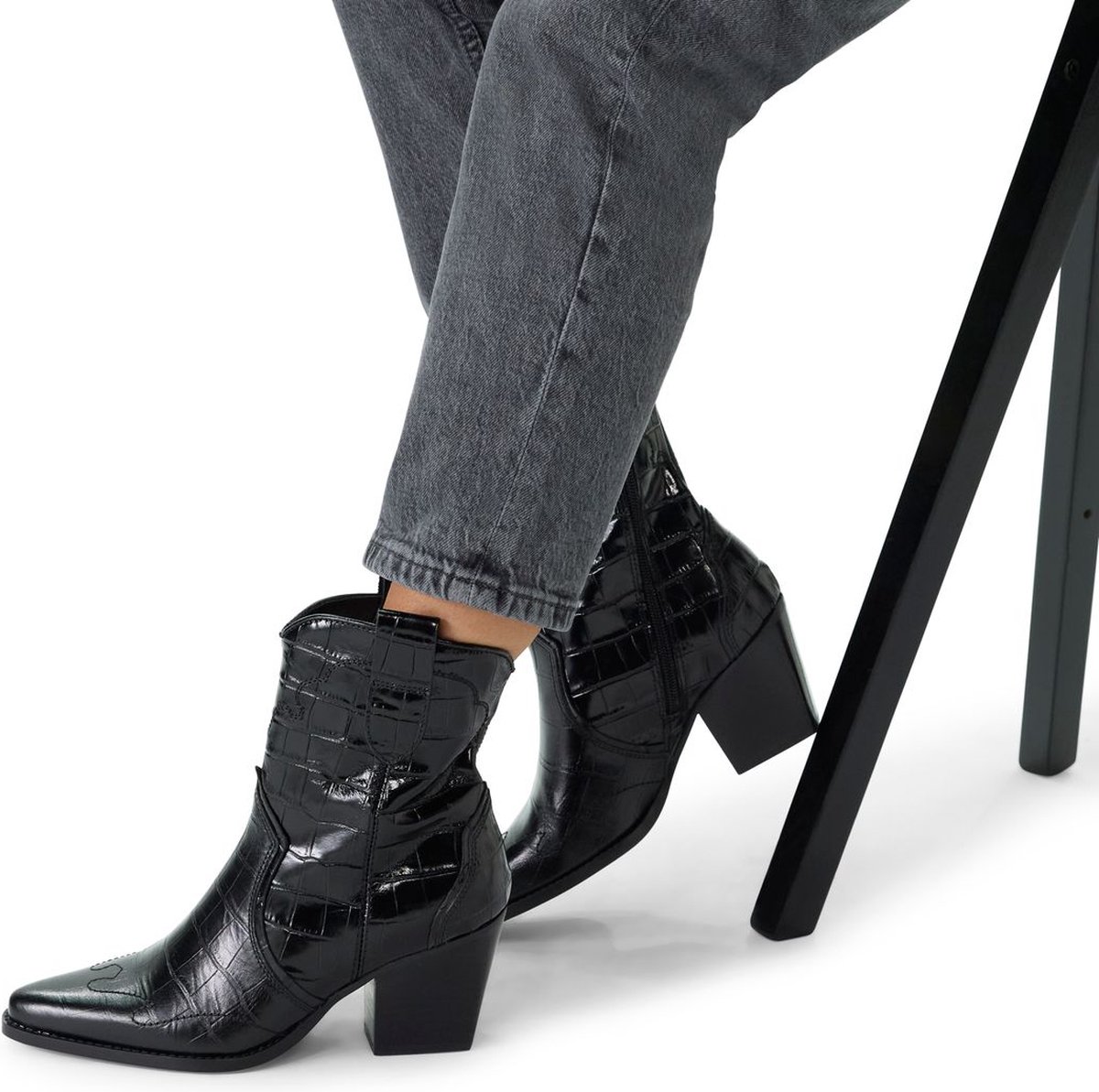 Manfield - Dames - Zwarte leren croco enkellaarsjes met hak - Maat 40