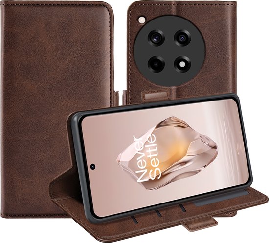 Bruin lederen telefoonhoes met telefoon in staande weergave, camera aan de achterkant zichtbaar.