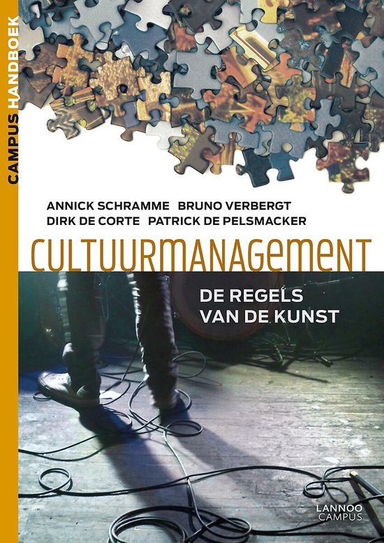 Couverture du livre Cultuurmanagement avec le titre en gros caractères, en bas une personne debout sur des câbles de scène.