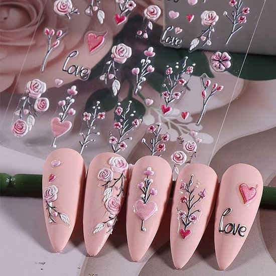 Roze nagelstickers met bloemen, takjes, hartjes en het woord 'Love'.