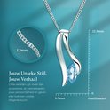 Collier en argent avec un pendentif plié et une gemme bleue taillée en marquise. Dimensions 8.5x22.5mm.
