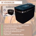 Zwarte broodmachine met open deksel, brood erin. Close-up van de verpakking en een lijst met voordelen.