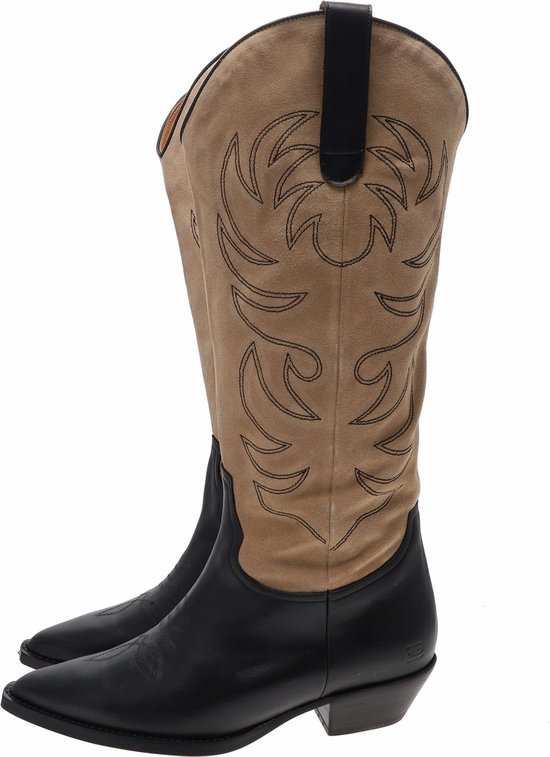 Zwarte laarzen met beige schacht, sierlijke stiksels en puntige neus, zij-aanzicht.
