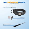 Een zwarte hondenhalsband met reflecterende strepen, een gesp en een houder voor een AirTag. Inclusief een pootafdrukbedel, een informatiecilinder en een schroevendraaier.