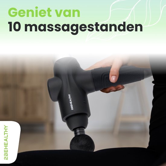 Hand die de zwarte 2BEHEALTHY massagegun XG10 vasthoudt, gericht op het been.