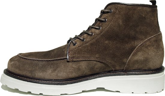 Bruine suède veterboots met witte zool en stiksels.