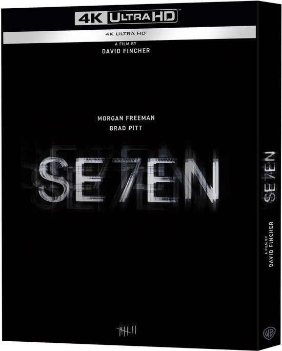 Box 4K Ultra HD Blu-ray van de film Seven. De voorkant toont de titel SE7EN in witte letters. De zijkant heeft de tekst SE7EN en 'A FILM BY DAVID FINCHER'.