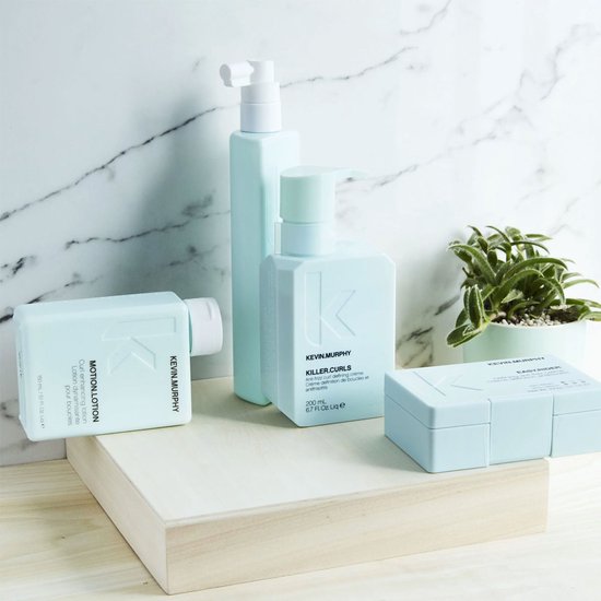 Vier KEVIN.MURPHY producten op een plank: Motion Lotion, Killer.Curls crème en Easy.Rider crème.