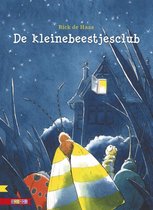 Boekcover 'De kleinebeestjesclub' van Rick de Haas met een nachtscène van insecten in een tuin.