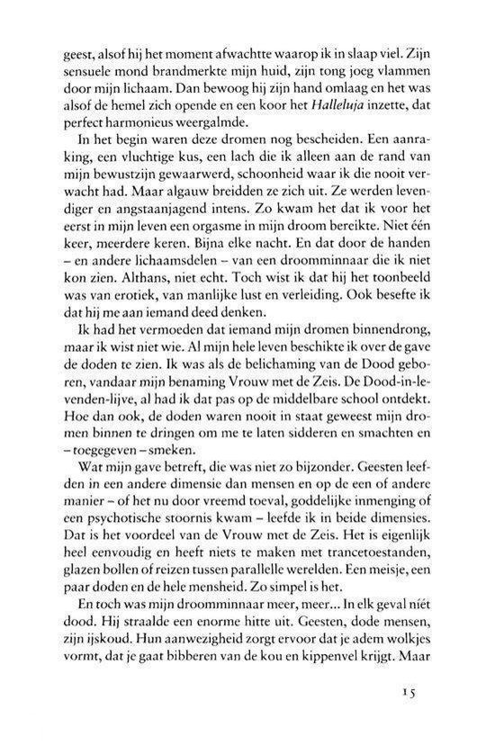 Een vrouw in witte broek met een zilveren sandaal met schedeldetail op haar voet, en een sikkel in haar hand. Tekst 'EERSTE STEEN RECHTS'.