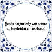 Tegeltje met Spreuk (Tegeltjeswijsheid): Men is hoogmoedig van nature en bescheiden uit noodzaak! + Kado verpakking & Plakhanger