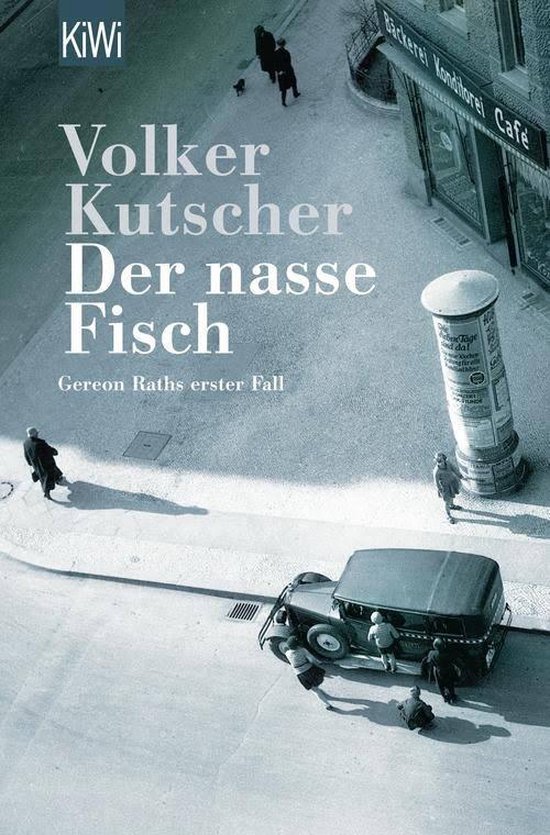 Boekomslag 'Der nasse Fisch' met een zwart-witfoto van een straat in Berlijn met een auto en mensen.