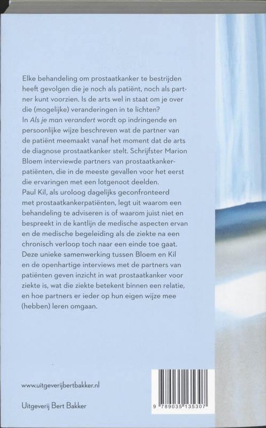 Achterkant van een boek met de titel 'Als je man verandert', met informatie over de inhoud en de auteurs. Het toont een deel van een douchegordijn.